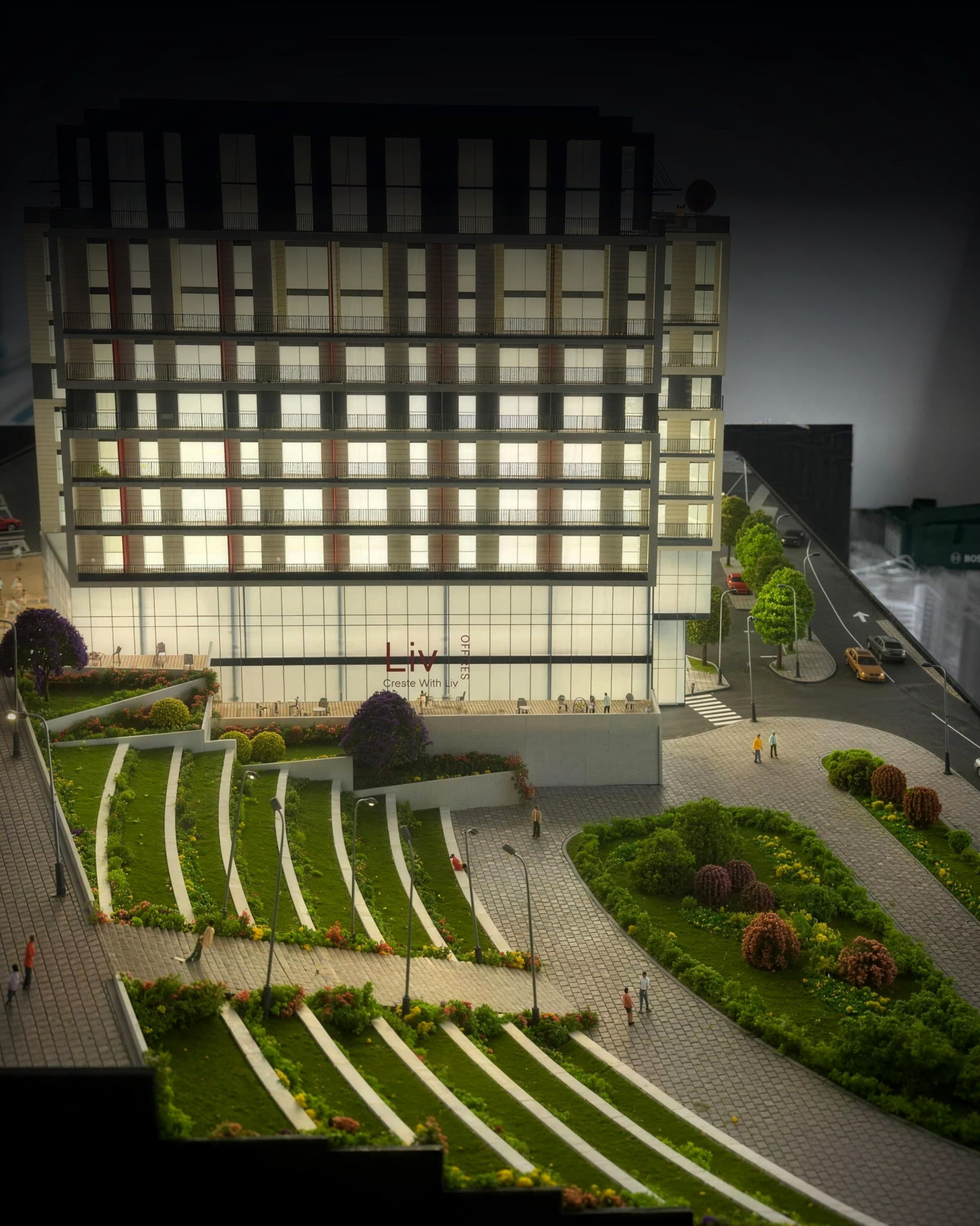 דגם Liv Life Zone: הטרסות המדורגות בכניסה וחזית Liv Offices מעליהן